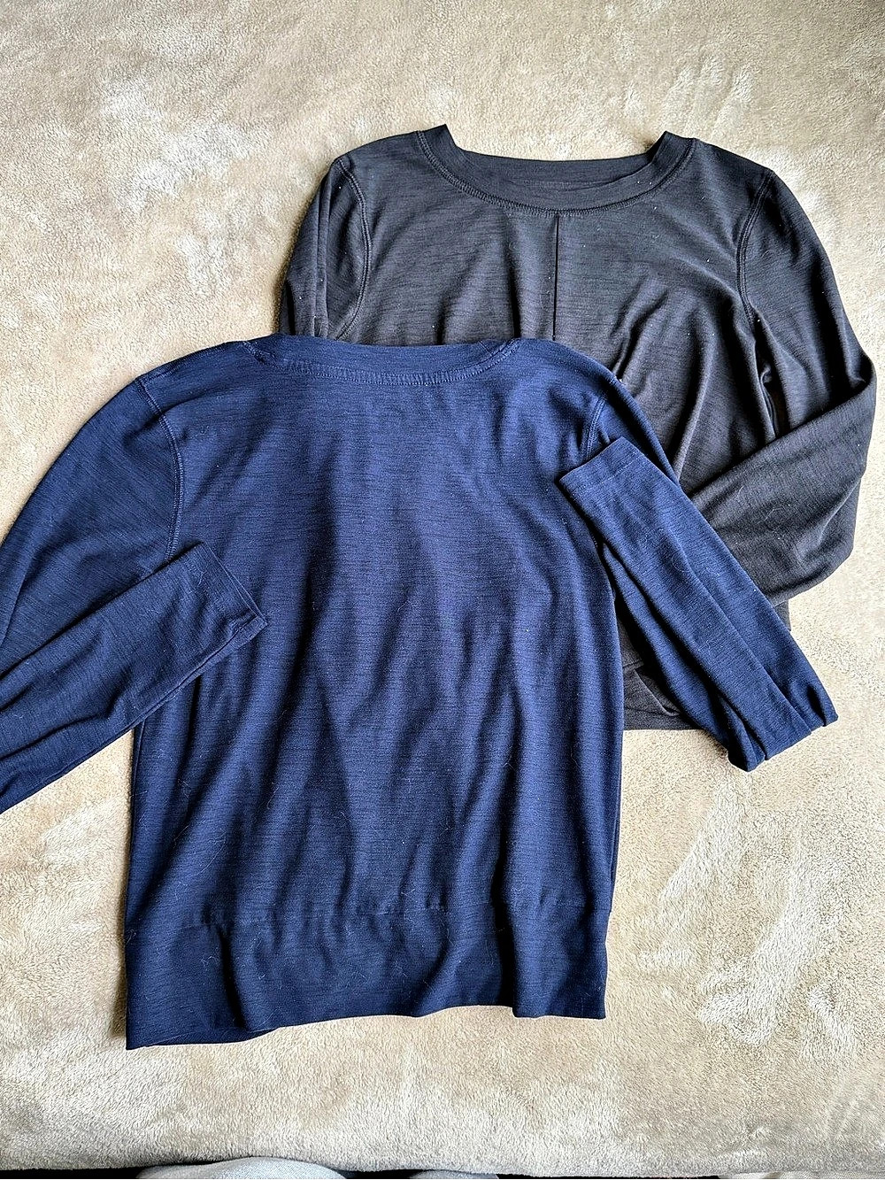 Old Navy Set of 2 Women's Size Small Active Long Sleeve Cropped Tops Blue & Gray